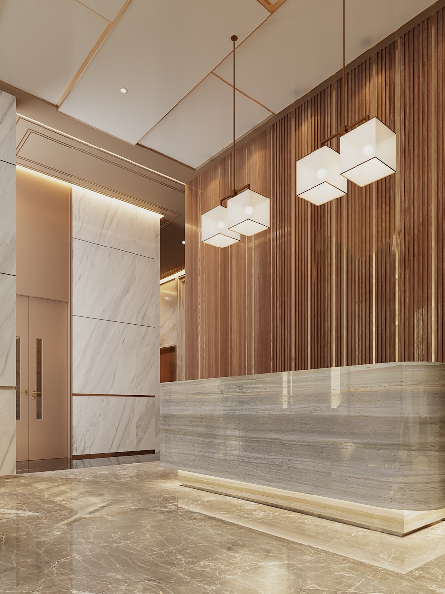 Porteiro uniformizado em condomínio de alto padrão no Rio de Janeiro